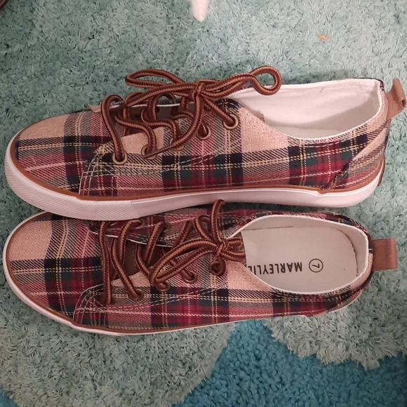 Shoes - Picture 2 of 4